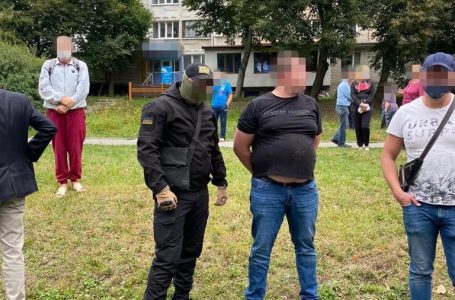 За хабар 37 тис. доларів затримали начальника управління ДФС Тернопільської області