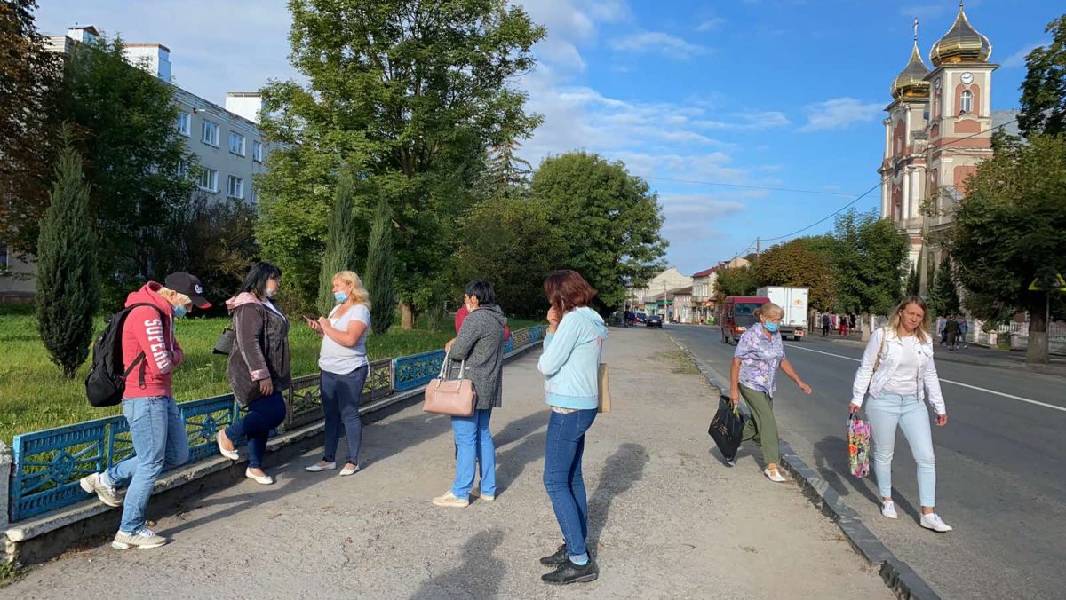 У Монастириськах мітингують батьки школярів проти дистанційного навчання (Наживо)