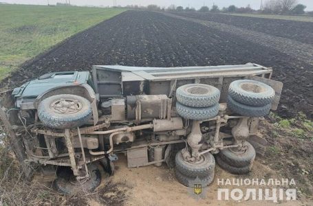 Біля Тернополя перекинулась вантажівка. Водія затиснуло в кабіні