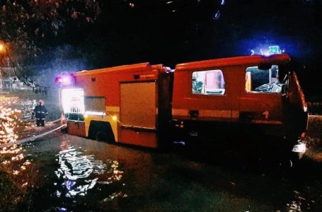 Рятували пішоходів і відкачували воду. У Тернополі надзвичайники ліквідували наслідки зливи