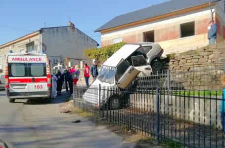У Бучачі автомобіль з дітьми в салоні впав з муру (Фото)
