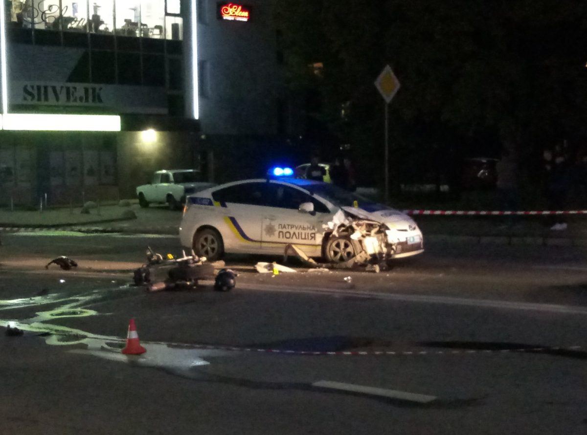 На Живова ДТП за участі патрульної автівки. На проїжджій частині розбитий мотоцикл (Фото)
