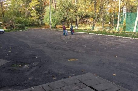 Без ремонту 40 років. На подвір’ї тернопільської школи – ями (Фото)