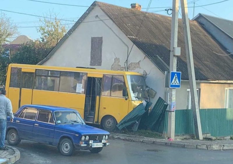 У Чорткові автобус збив огорожу та в’їхав у будинок (Відео)