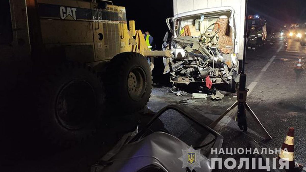 На Тернопільщині вантажівка врізалась в грейдер. Водій дивом вижив