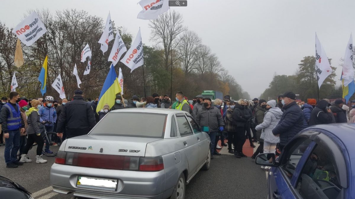 «Дайте вижити малому бізнесу!»: під Тернополем підприємці перекрили дорогу (Фото)