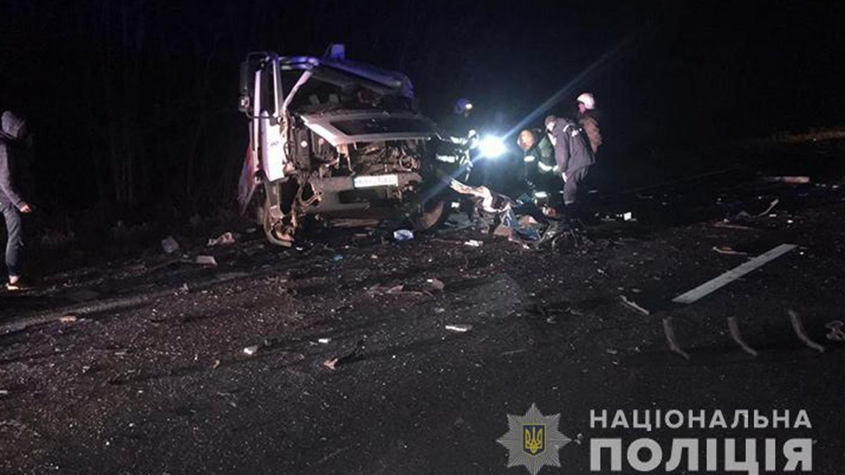 На Кременеччині бус зіткнувся з вантажівкою. Загинув водій з Рівного (Фото)