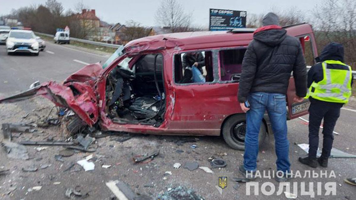 Аварія поблизу Тернополя: чоловік загинув, двоє людей у лікарні (Відео)