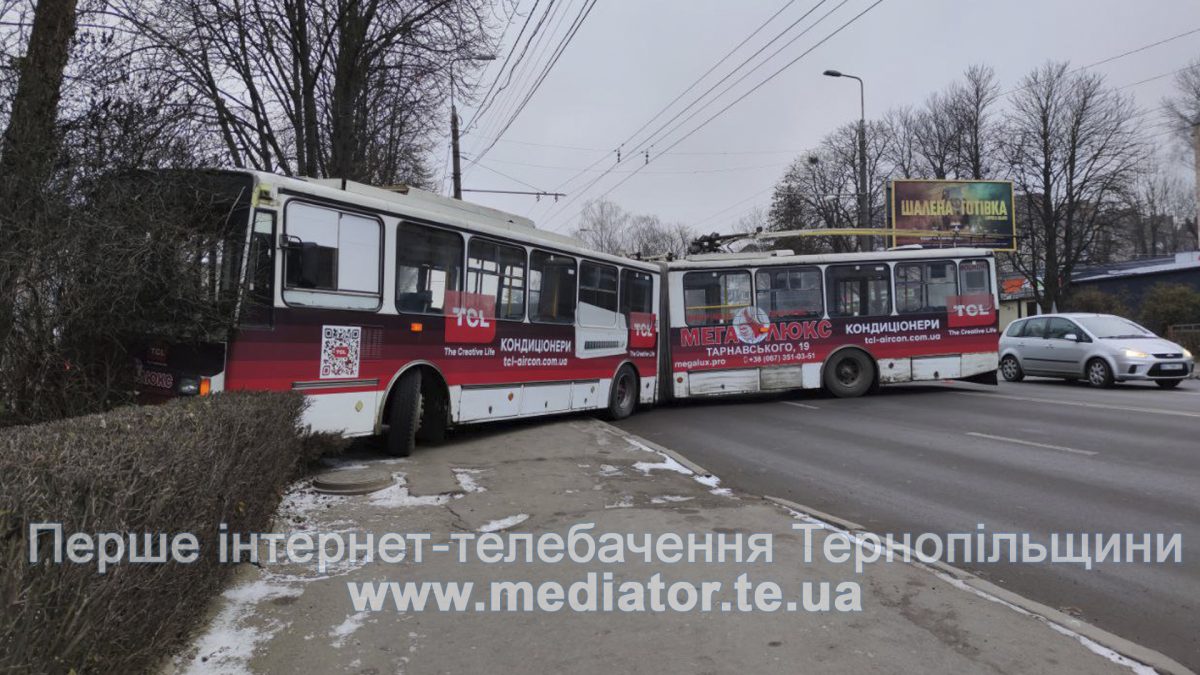 На Бандери тролейбус врізався у паркан. Рух транспорту ускладнений (Наживо/Фото)