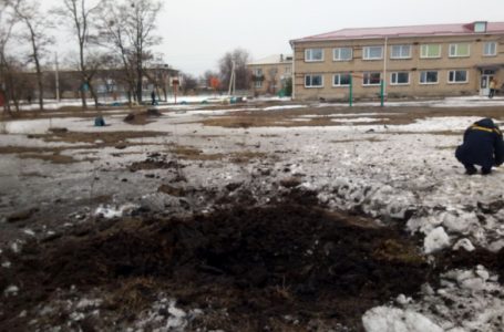 На Луганщині снаряд окупантів влучив у двір ліцею, учні ховались у підвал – ЦВА