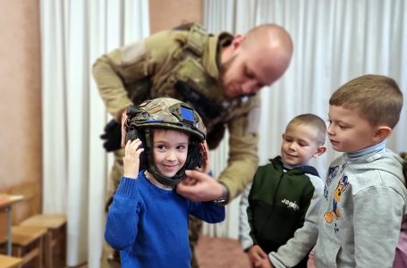 Тернопільські дошкільнята подарували захисникам зарядну станцію на сонячній батареї